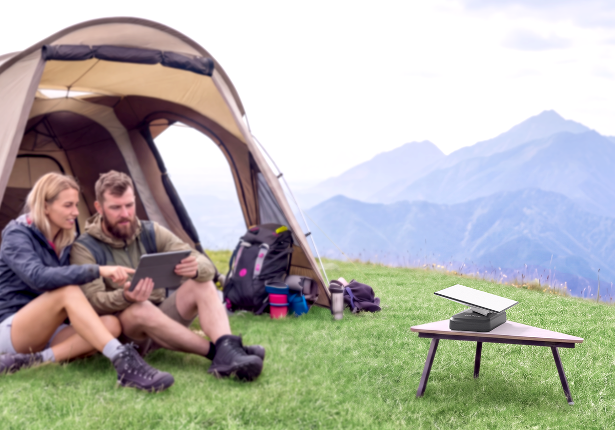 Elvis Power beim Camping auf einer Wiese mit Bergblick